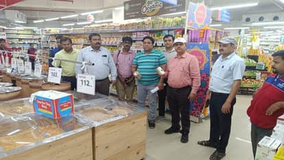 रिलाइंस रिटेल स्मार्ट बाजार में खाद्य वस्तुओं की जांच करती टीम