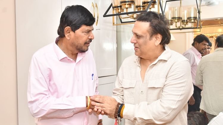 Govinda: राज्यसभा सांसद रामदास अठावले ने गोविंदा से उनके आवास पर की मुलाकात, स्वस्थ होने की कामना