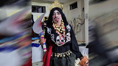 रामलीला: सीएम के काफिले में चालक है ताड़का, देहरादून सचिवालय में कंप्यूटर ऑपरेटर हैं रावण, ये भी खास किरदार Ramleela in Dehradun Driver Tadka in CM convoy Raavan is the computer operator in the secretariat