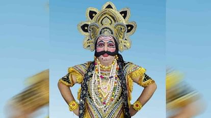 रामलीला: सीएम के काफिले में चालक है ताड़का, देहरादून सचिवालय में कंप्यूटर ऑपरेटर हैं रावण, ये भी खास किरदार Ramleela in Dehradun Driver Tadka in CM convoy Raavan is the computer operator in the secretariat