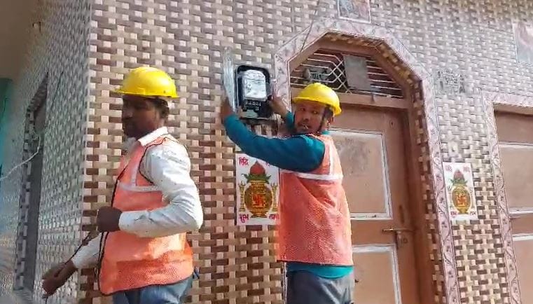 Electricity department team attacked in Etah team had gone to install smart meter run to save life