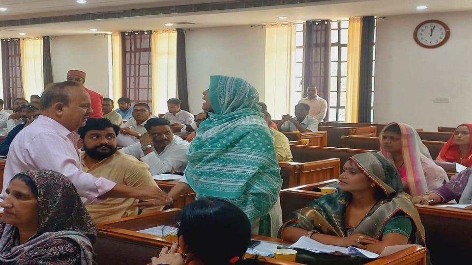 Nagar Nigam Agra Councilors created ruckus Angered at not being able to get development work done