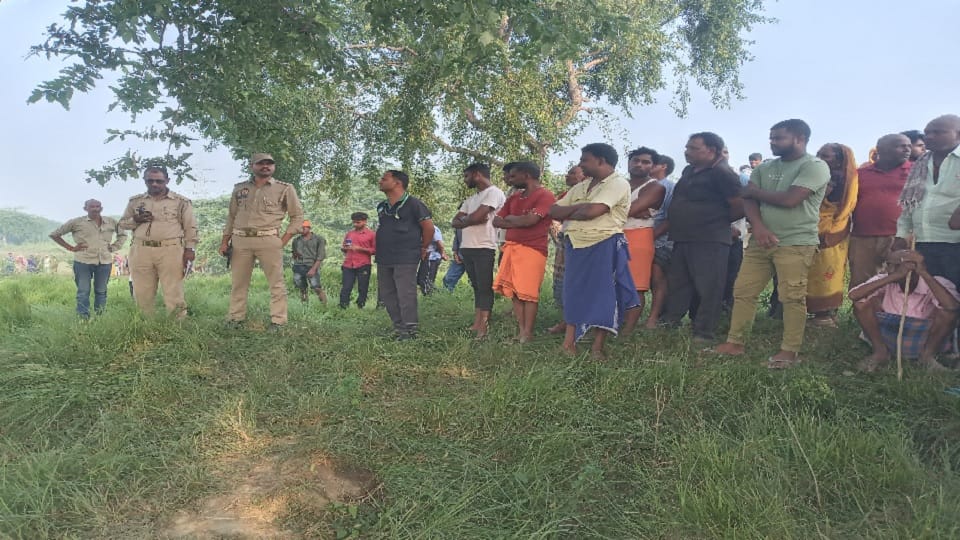 Body of a youth found hanging from a tree in Anepur village, suspicion of murder, police engaged in investigat