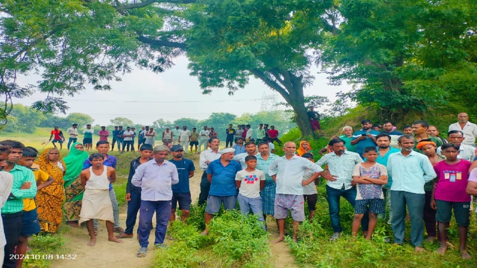 Sensation in the village due to dead body found near the pond, police took the body in custody, suspicion of m