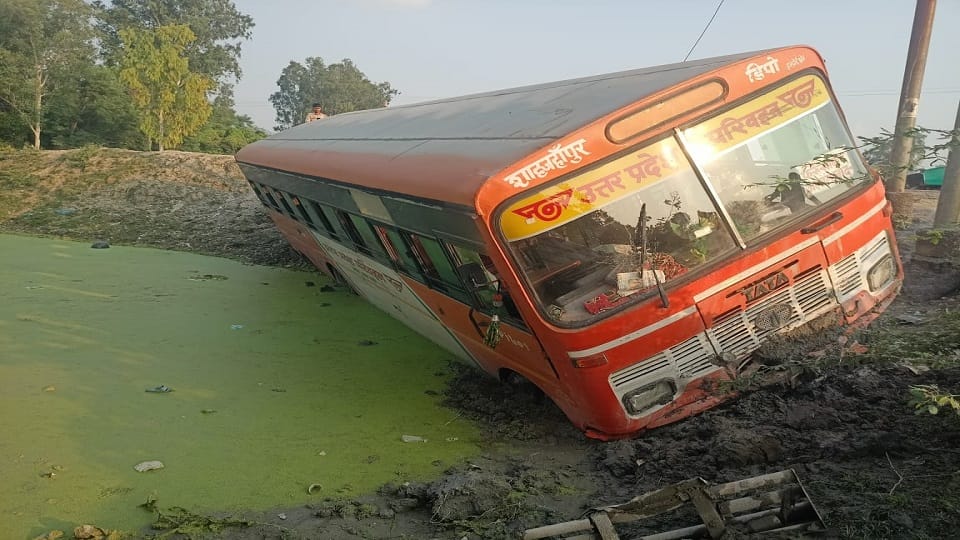 A bus lost control and fell into a ditch on the side of the road in Shahjahanpur one dead 13 injured