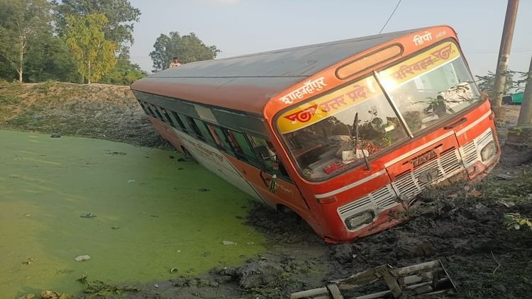 यूपी में बड़ा हादसा: अनियंत्रित होकर सड़क किनारे गड्ढे में उतरी बस, एक की मौत; 13 घायल