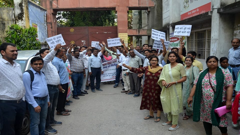Demonstration of teachers on the decision of TR Girls Degree College Principal