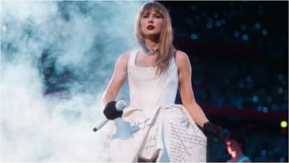 Taylor Swift attend Hall of Fame 55th Annual Induction and Awards Gala and inducted to the elite club