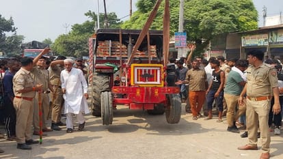 Meerut: Tractor hits bike on Rohta Road, young man falls and crushes both his legs, dies on the spot