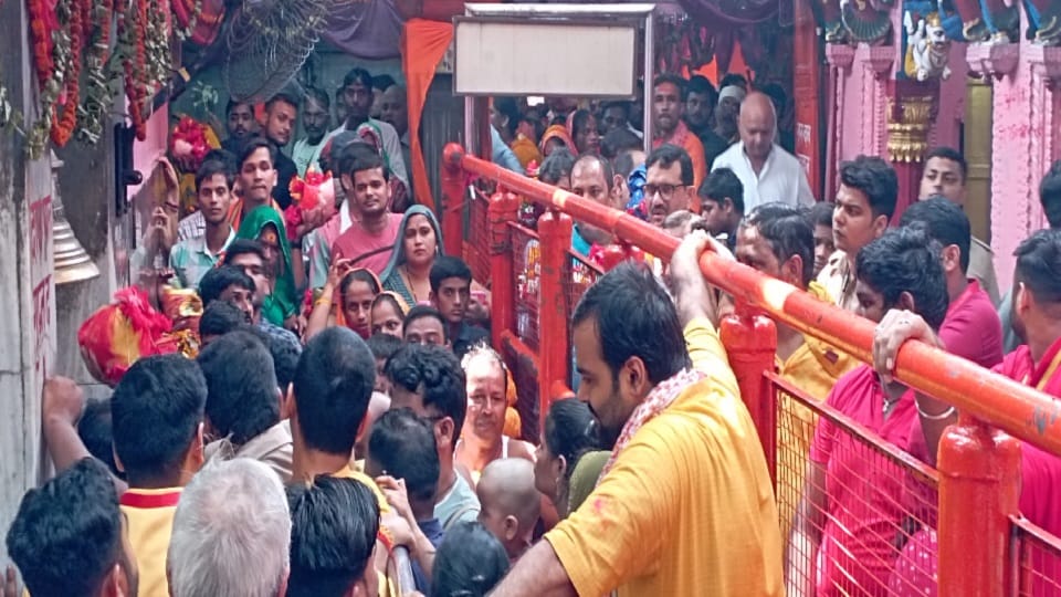 On the sixth day of Navratri, devotees thronged the court of Maa Vindhyavasini, chanting slogans amid tight se