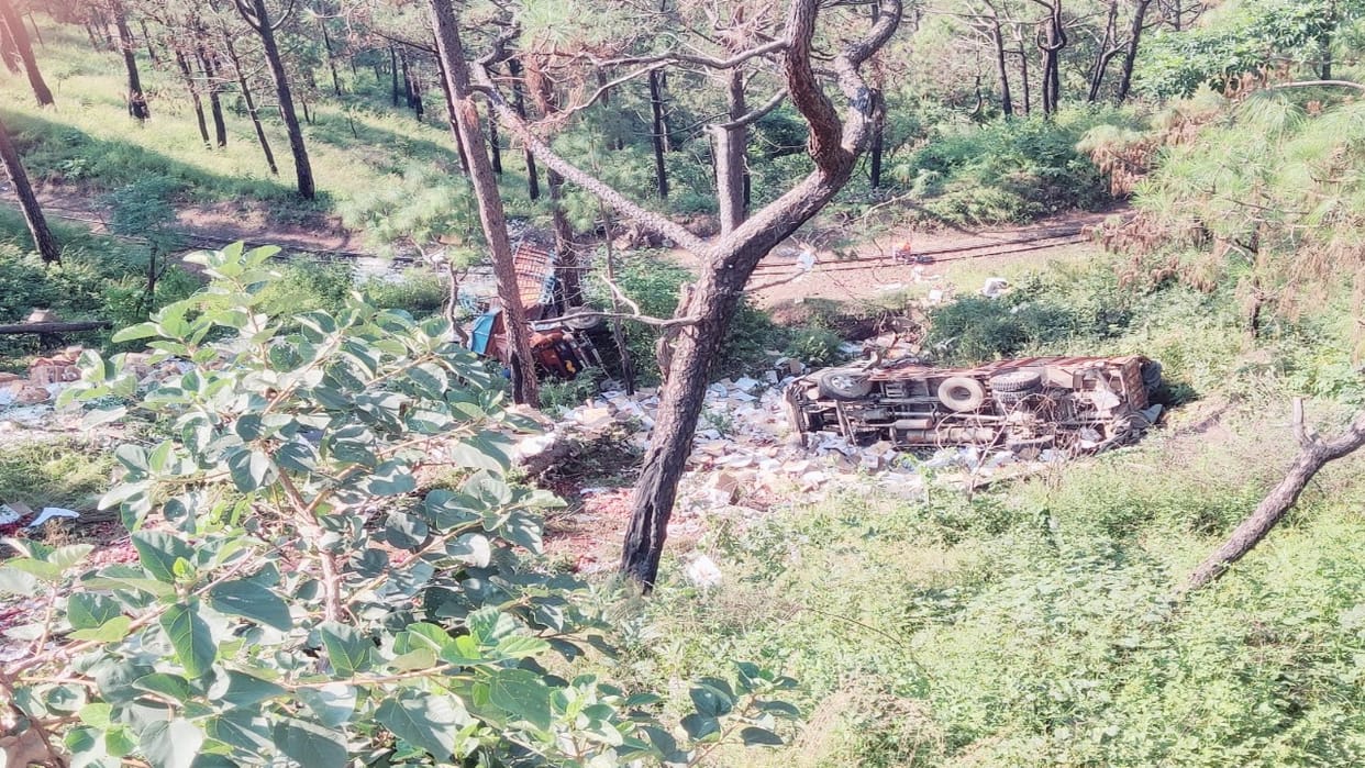 truck loaded with apples fell in Dharampur, two injured