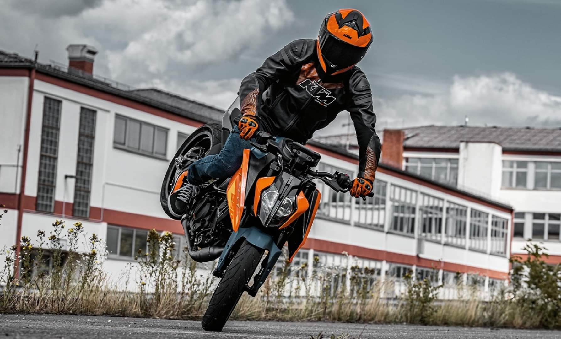 best bikes under 2.5 lakhs in india with dual channel abs powerful engine and stylish design