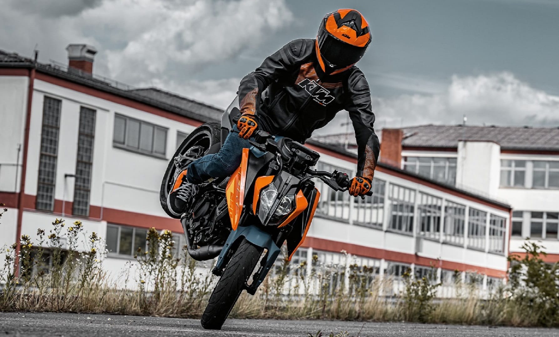 best bikes under 2.5 lakhs in india with dual channel abs powerful engine and stylish design