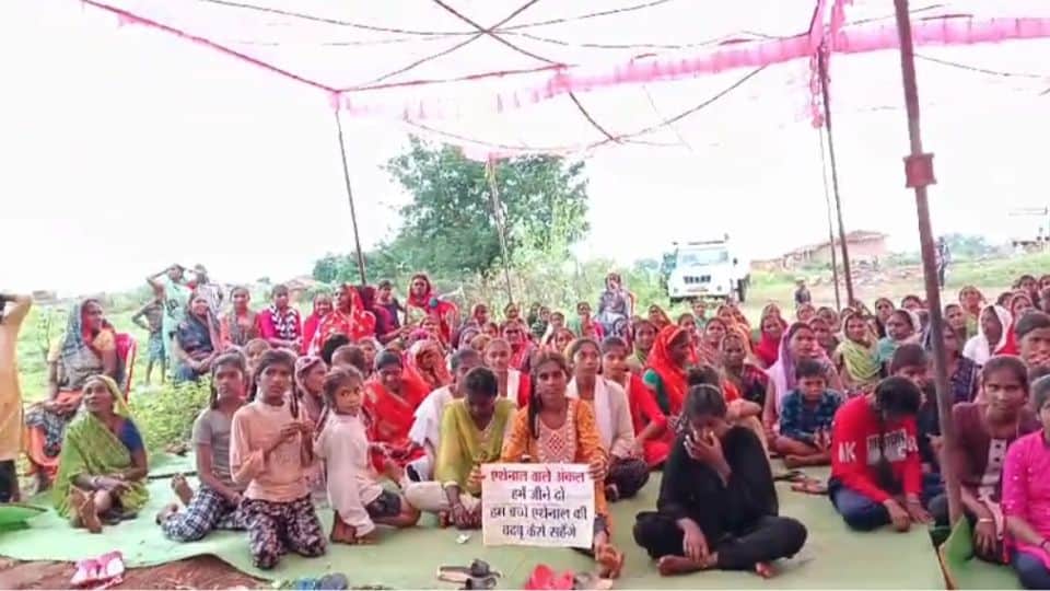 आंदोलन पर बैठे ग्रामीण