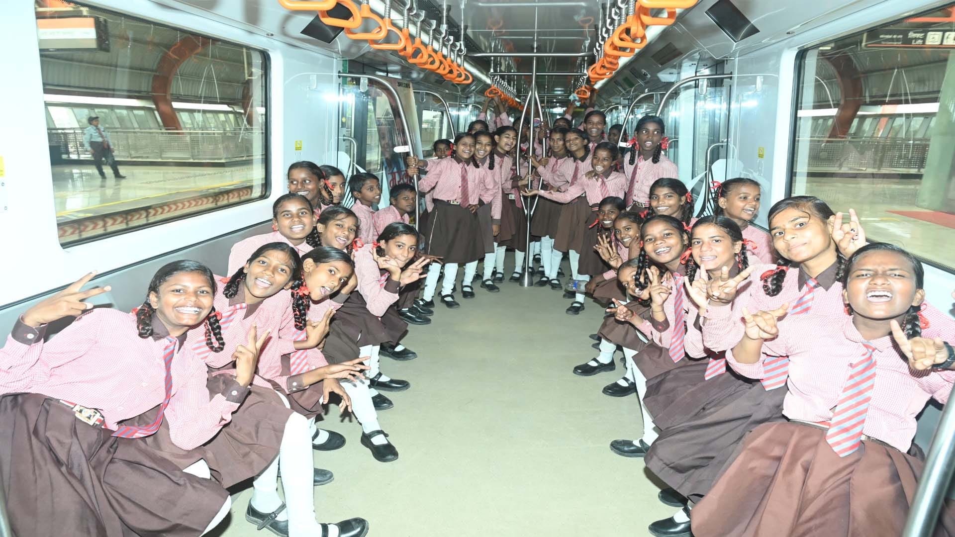 Amar Ujala Event: One thousand children from 15 government schools took a trip by metro