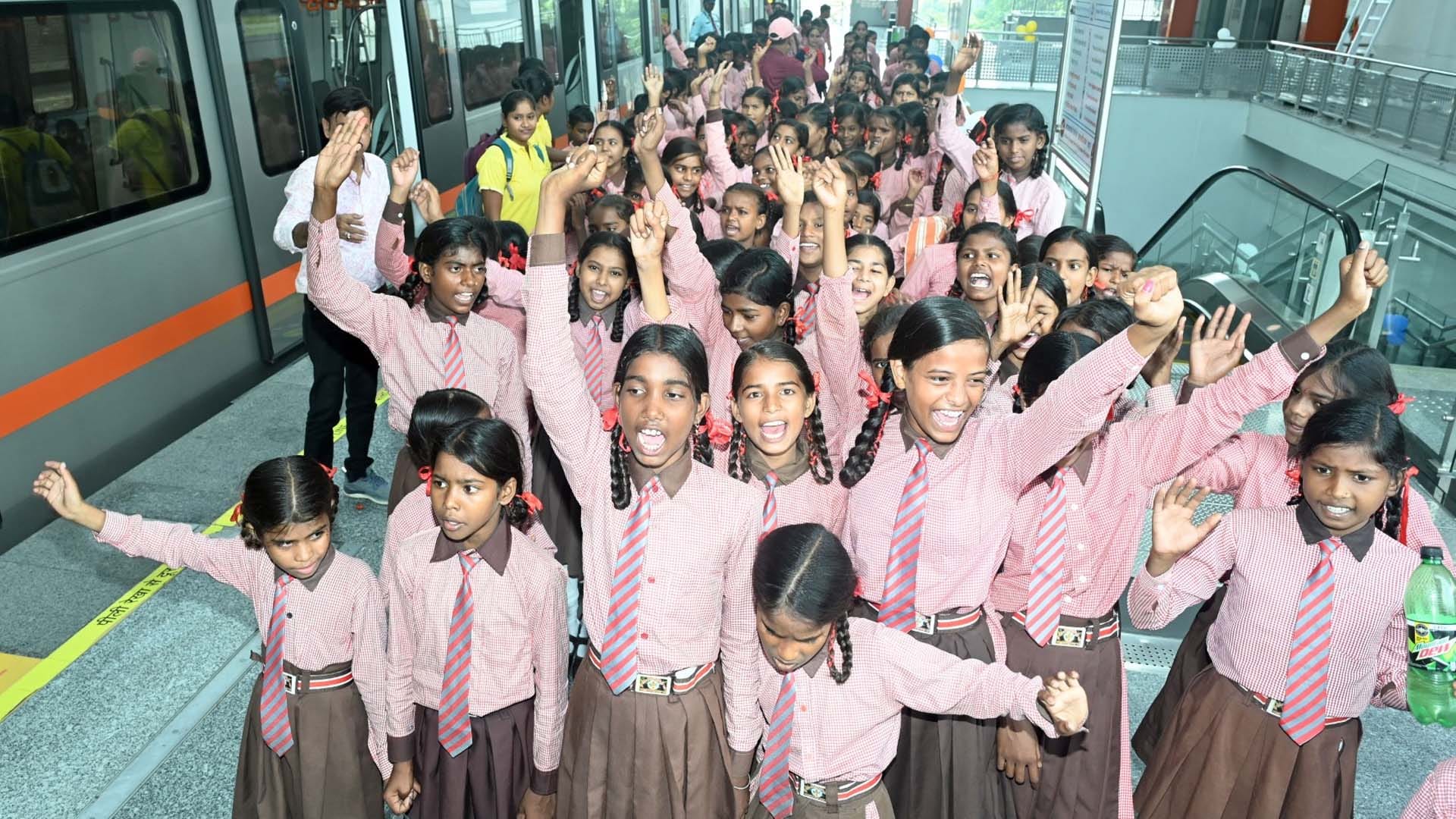 Amar Ujala Event: One thousand children from 15 government schools took a trip by metro