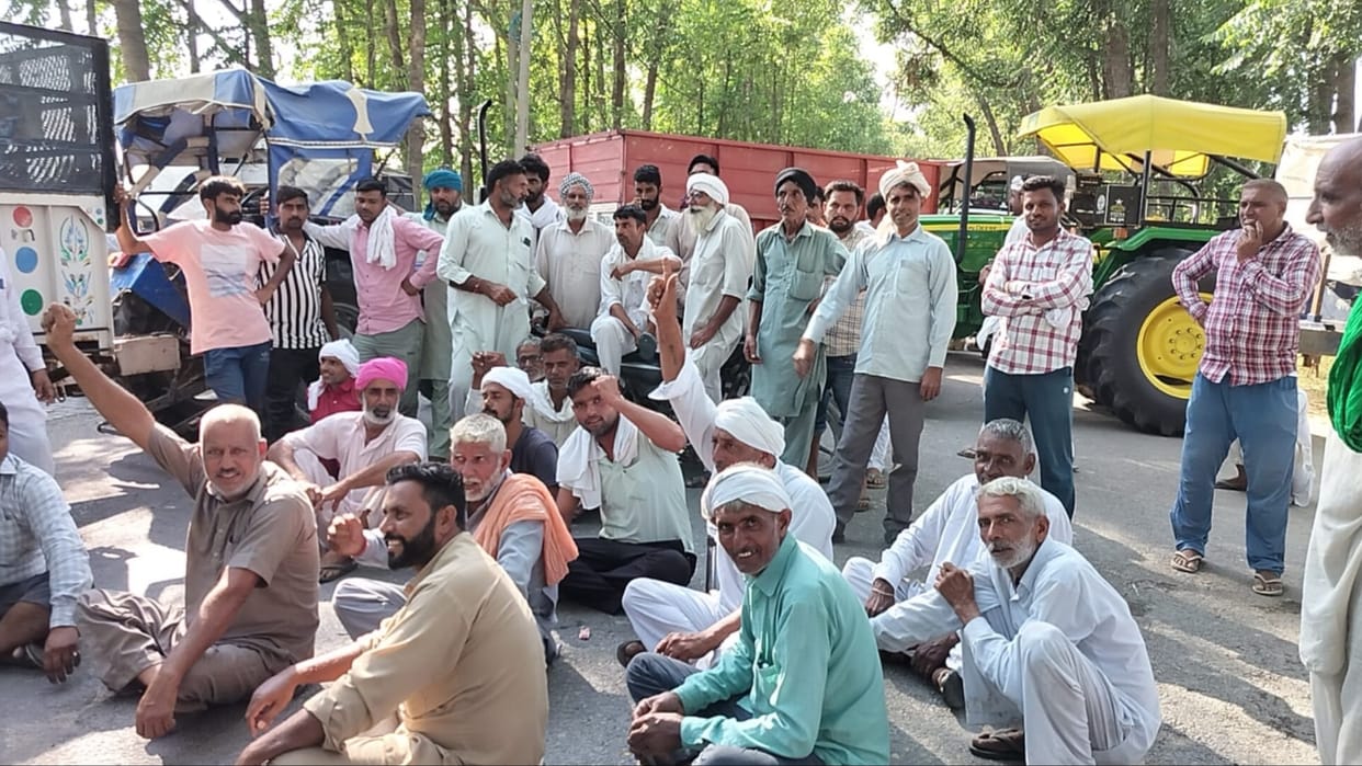 Haryana: Farmers, upset due to non-purchase of paddy in the grain market, created a jam