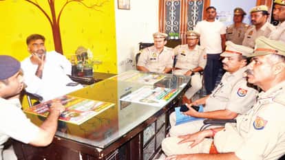 अतुल प्रधान से बात करते पुलिस अधिकारी