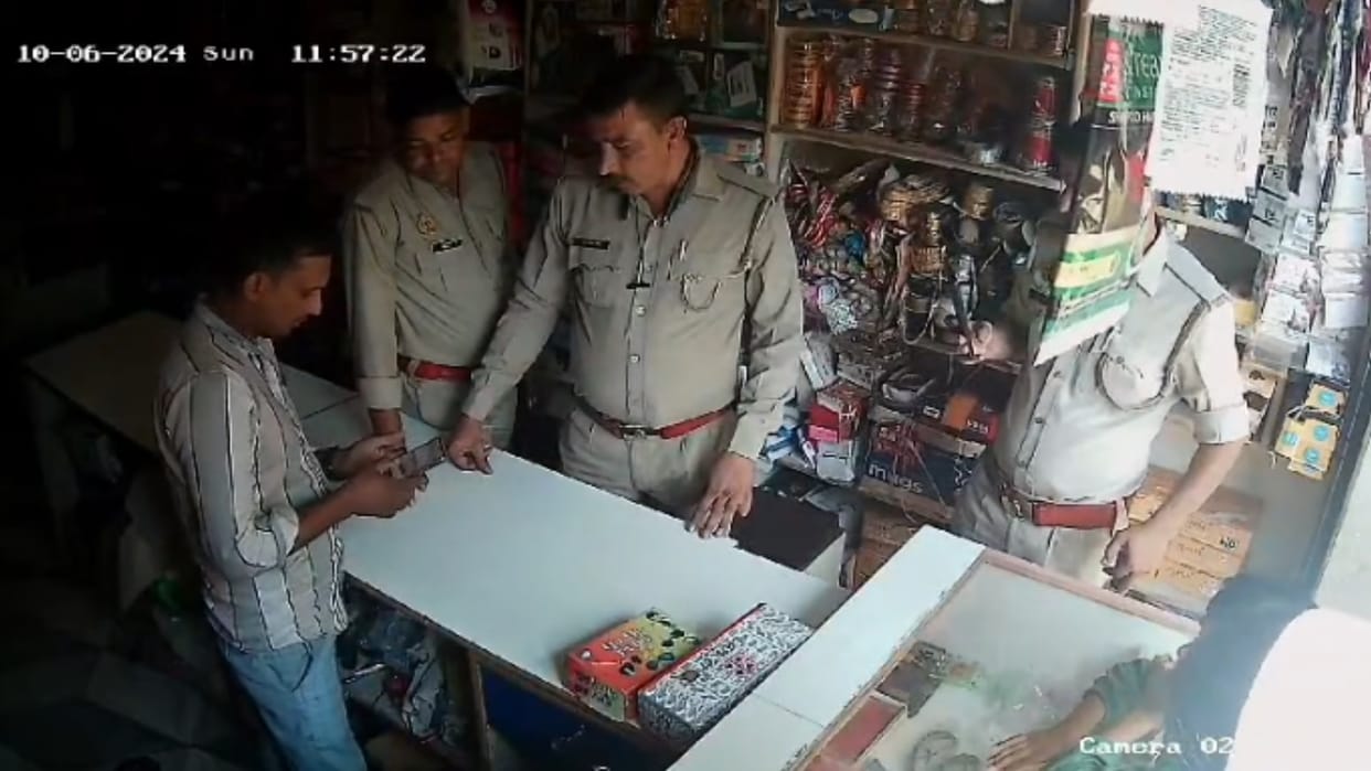 UP: Baghpat police's act got captured in the CCTV camera installed in the shop
