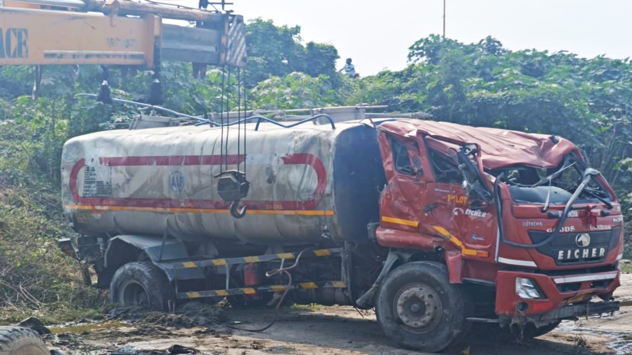 Bihar News: Tanker carrying spirit overturned in Vaishali, driver injured; Excise department investigated