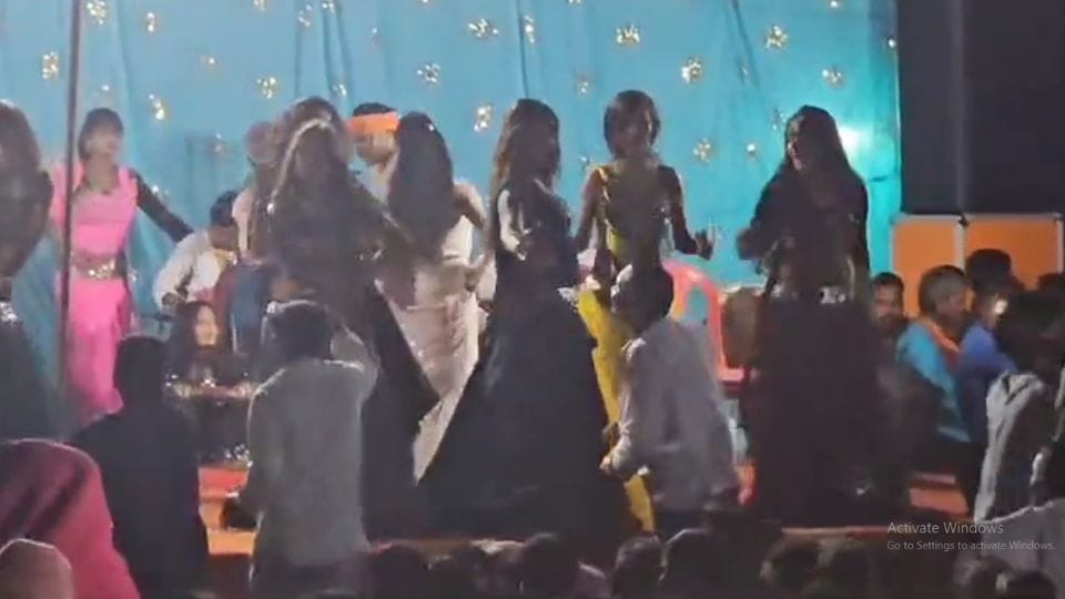 Bar girls danced to obscene songs in Korea