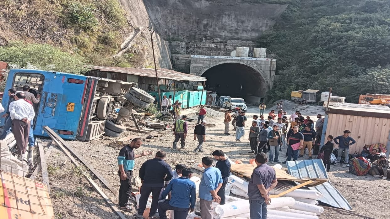 road accident: Bus overturned on the roadside in Kandaghat Solan, passengers injured