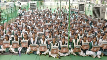 चिरंजीलाल इंटर कॉलेज में अमर उजाला द्वारा कार्यक्रम में मौजूद छात्राएं
