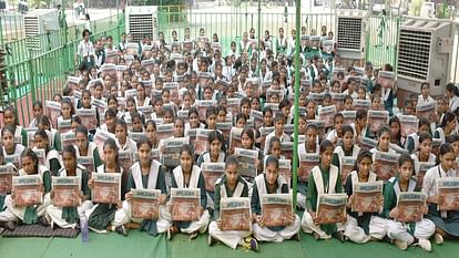 Girl students reiterated their resolve to read newspaper daily