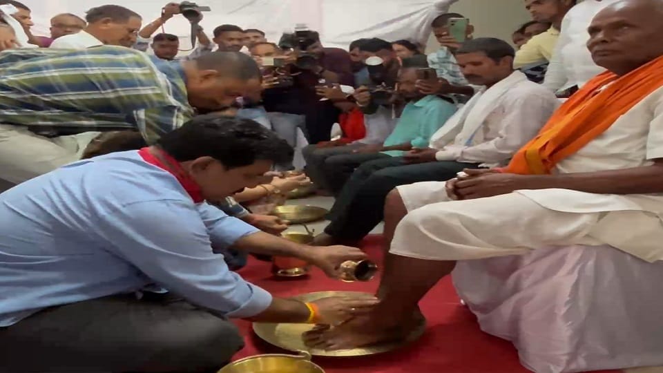 Deputy CM washes feet of PM Awas Yojana beneficiaries presents keys and certificates of new houses in Kabirdha