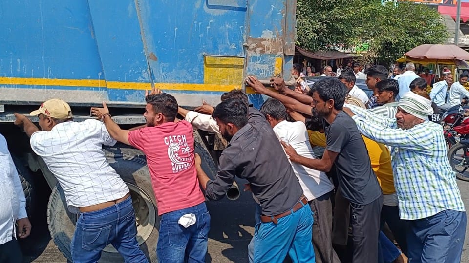 Amroha: Road accidents in Gajraula and Mandi Dhanora, speed took lives of two bike riders
