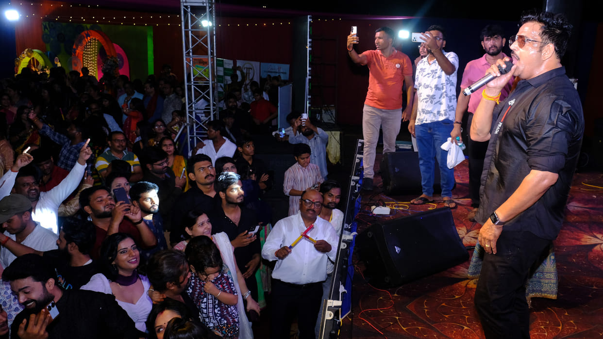 People started dancing to the tune of MP Ravi Kishan in the program of Gorakhpur Marwari Yuva Manch.