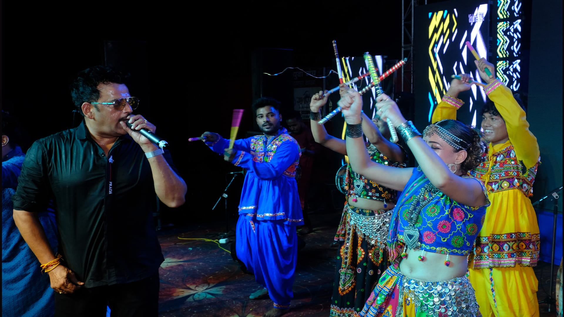People started dancing to the tune of MP Ravi Kishan in the program of Gorakhpur Marwari Yuva Manch.
