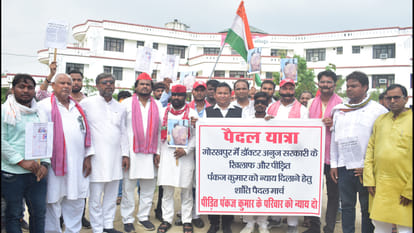 In Gorakhpur, Many organizations stood in favor of the constable to take action against the doctor also