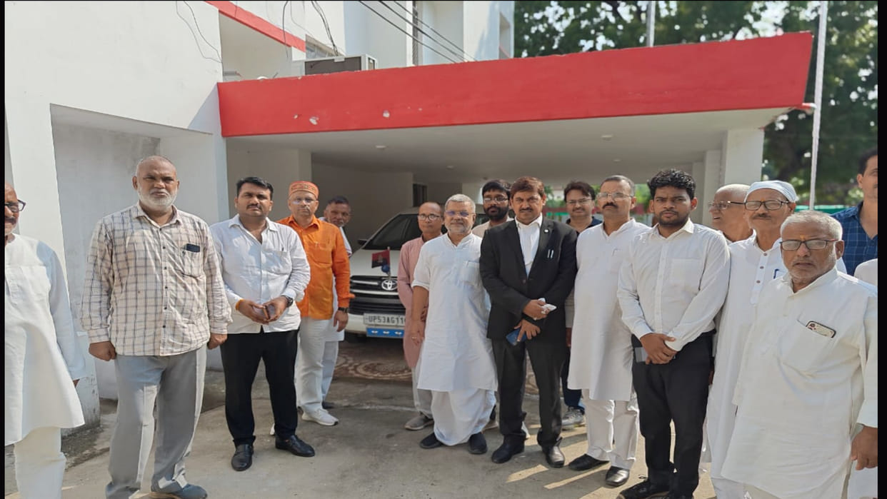In Gorakhpur, Many organizations stood in favor of the constable to take action against the doctor also