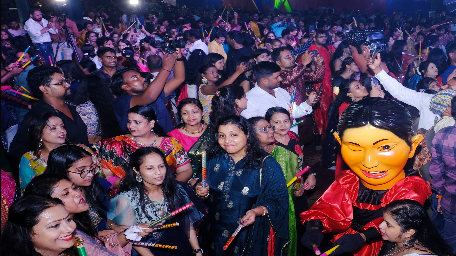 People started dancing to the tune of MP Ravi Kishan in the program of Gorakhpur Marwari Yuva Manch.