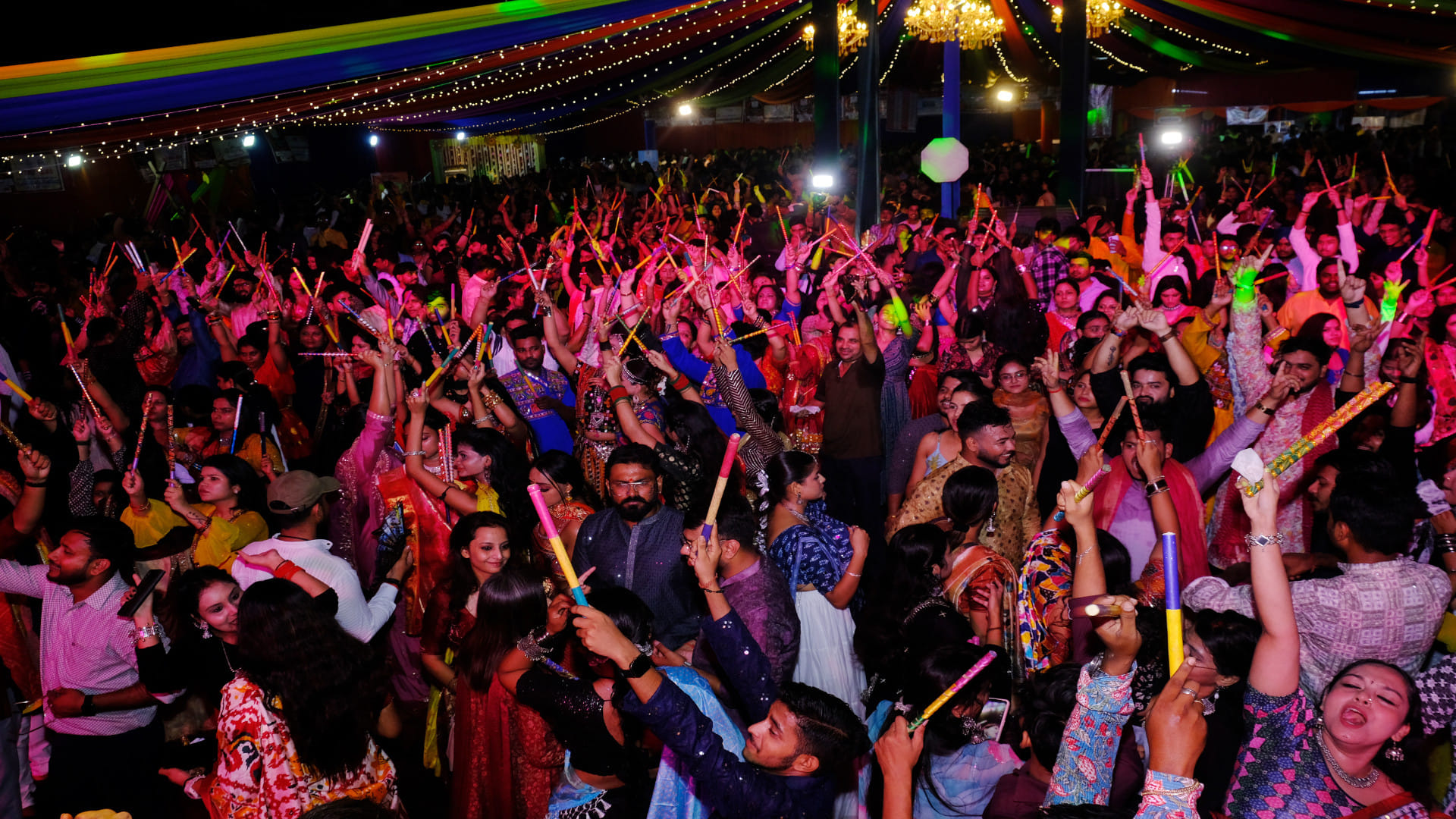 People started dancing to the tune of MP Ravi Kishan in the program of Gorakhpur Marwari Yuva Manch.