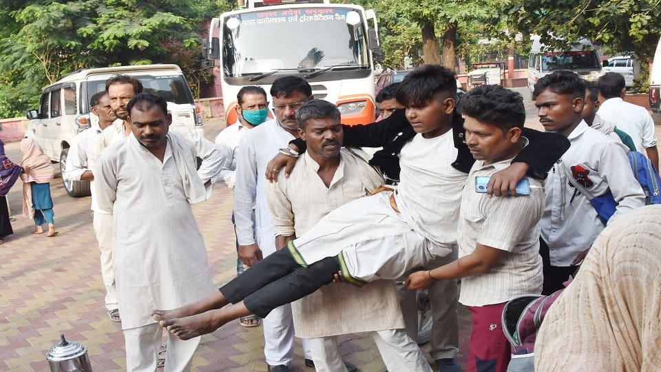 Saharanpur: Tractor trolley of devotees returning after visiting Maa Shakumbhari Devi overturned