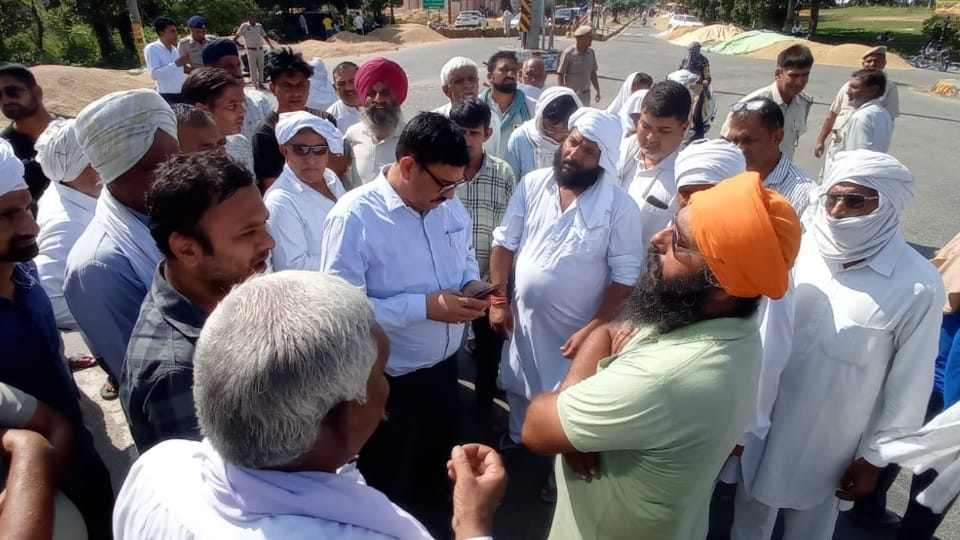 Kurukshetra Farmers angry due to lack of paddy procurement, blocked highway