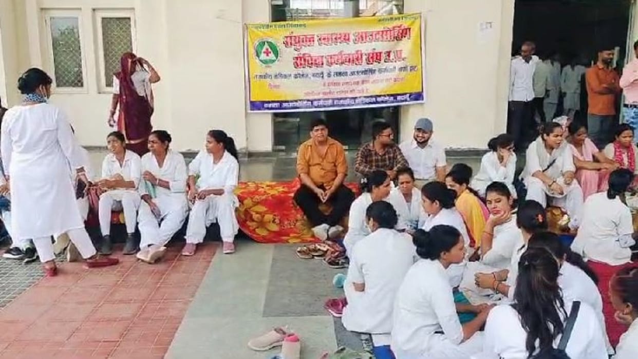 Strike of outsourced staff of government medical college continues in budaun