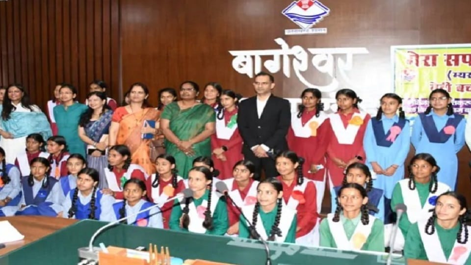 DM Ashish Bhatgain interacted with the girls in bageshwar