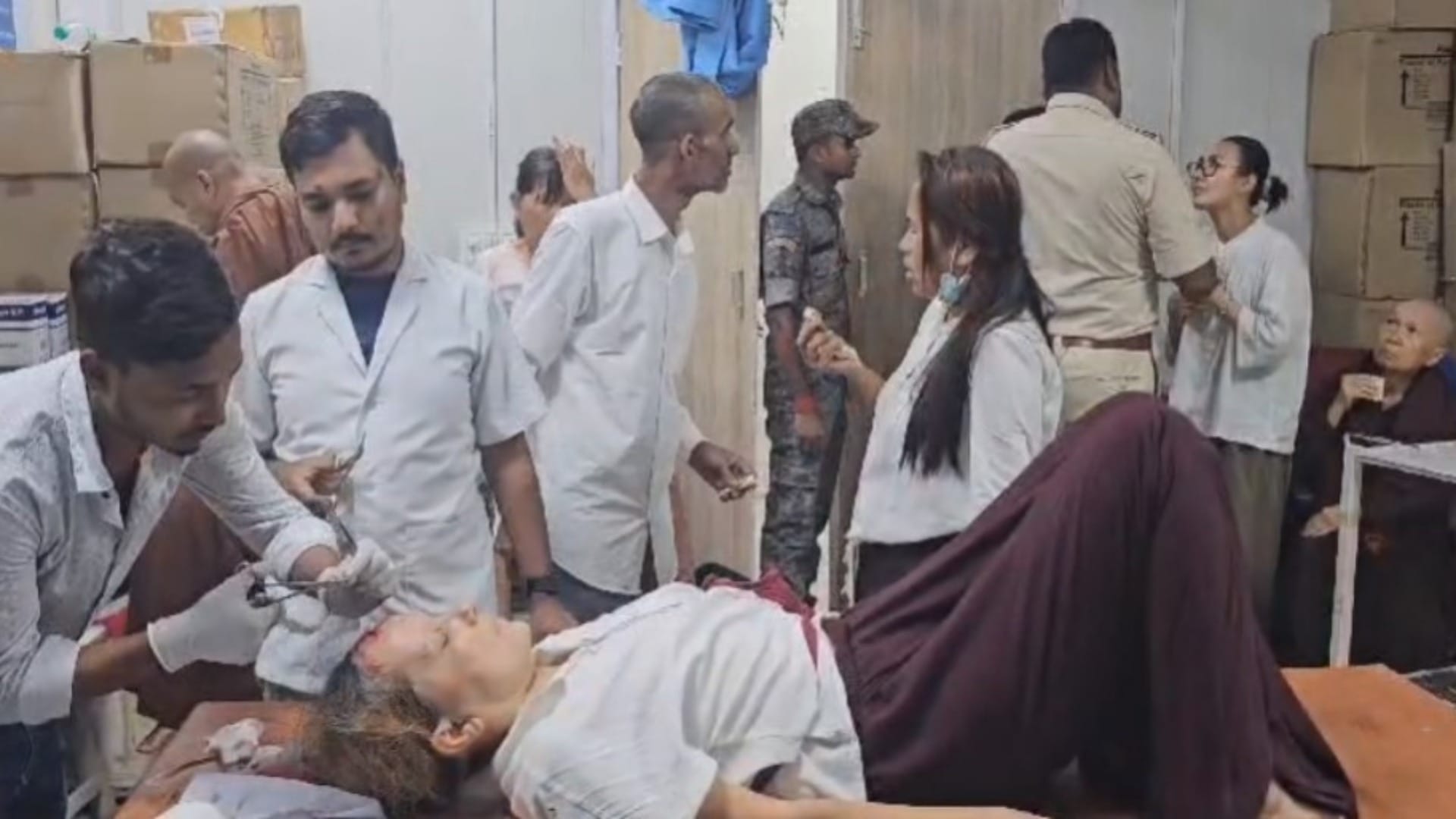 Jehanabad News: mini bus full of tourists overturned after colliding with Hyva truck, people injured
