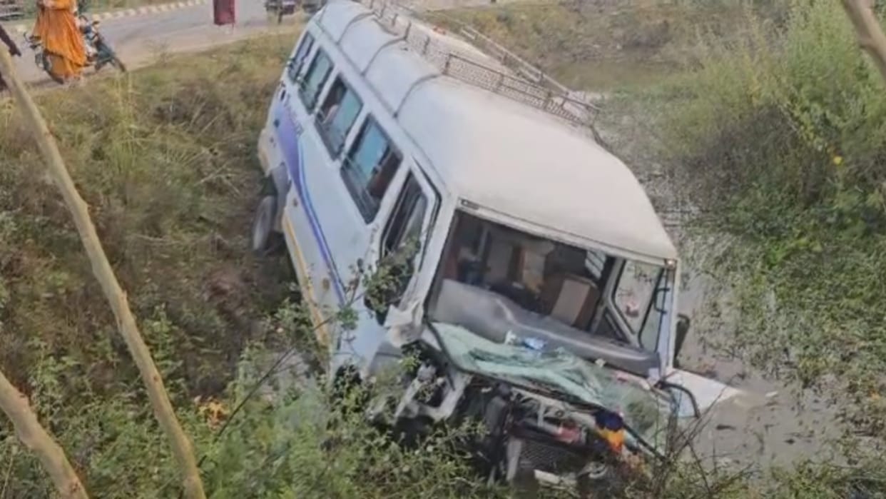 Jehanabad News: mini bus full of tourists overturned after colliding with Hyva truck, people injured