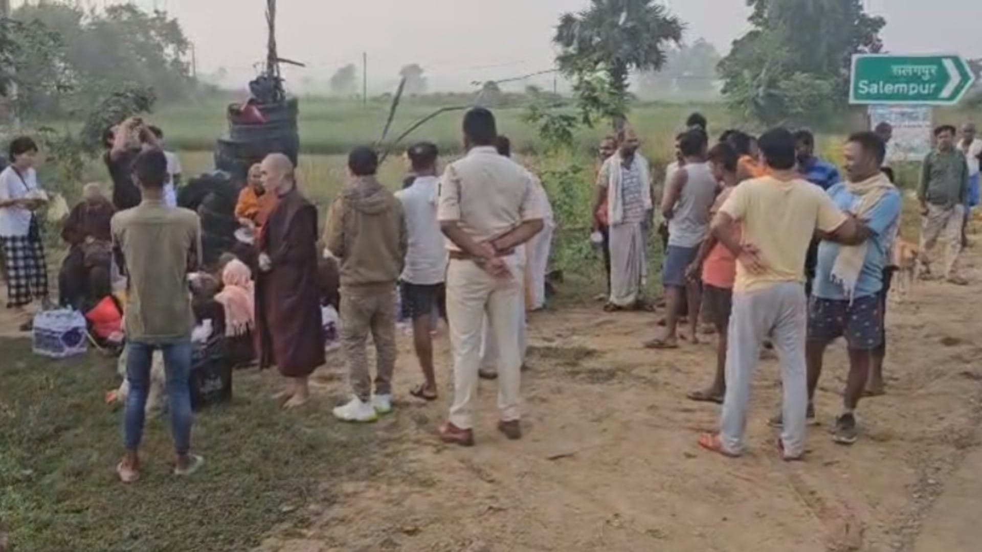 Jehanabad News: mini bus full of tourists overturned after colliding with Hyva truck, people injured
