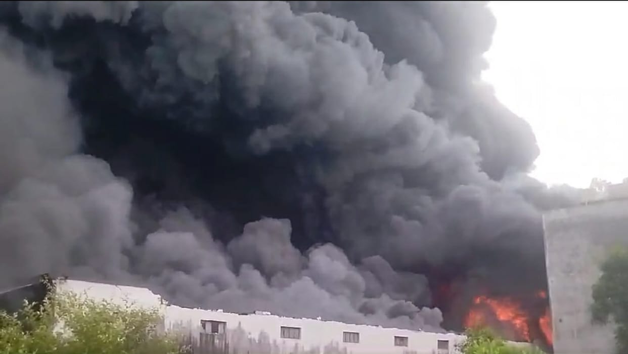 Fire broke out in Godrez Godown in Lucknow.