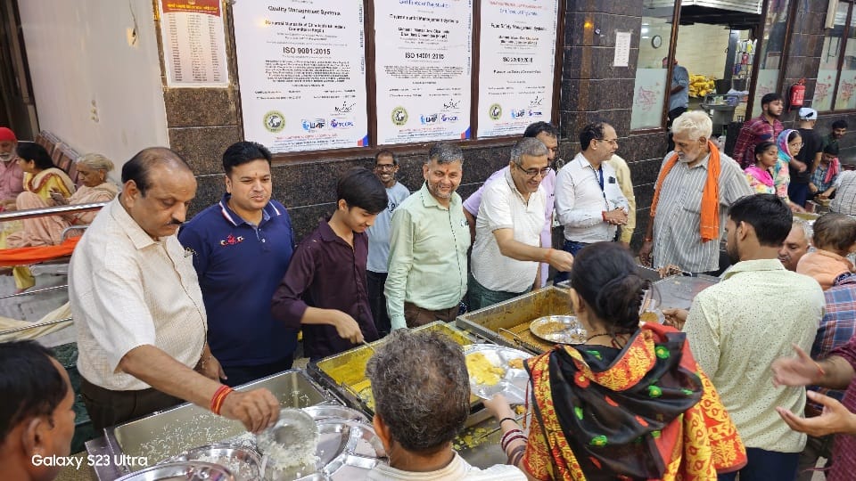 four friends started bhandara in Mansa Devi temple 51 years ago feeding 10000 people daily Navratri Special