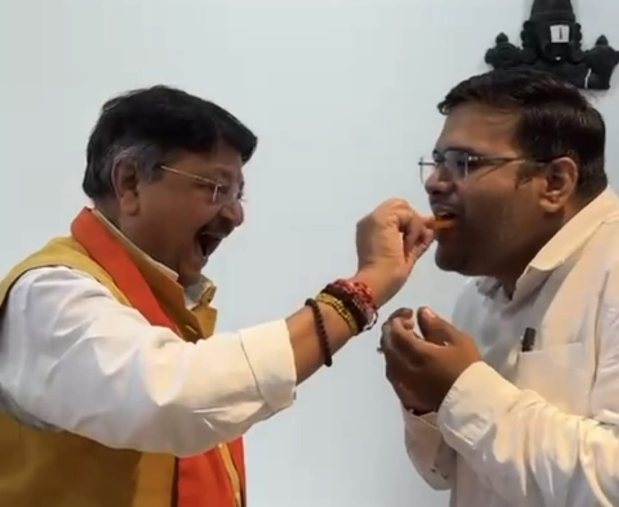 Indore: Vijayvargiya celebrated by eating Jalebi, said - Brother was making a factory of Jalbe, the public div