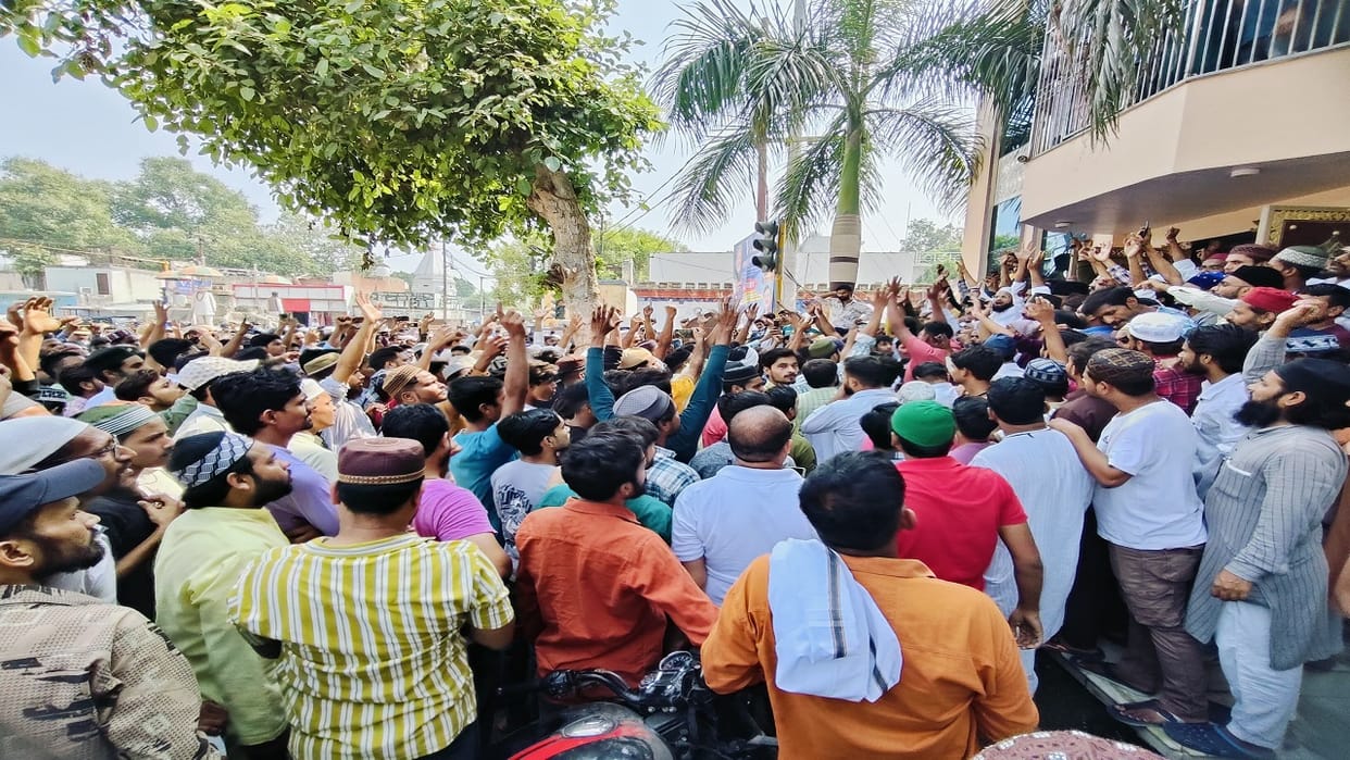 Muslim community people protest against Yati Narasimhanand in shahjahanpur