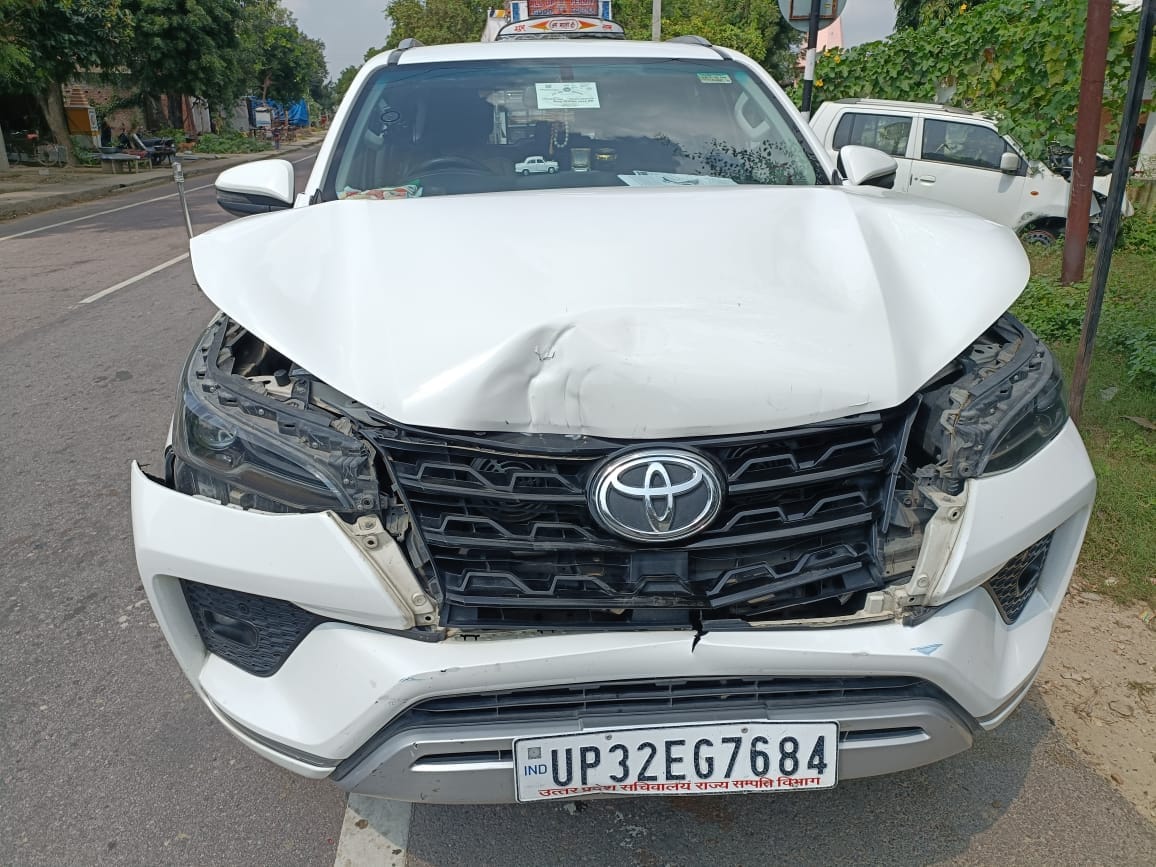 UP minister Sanjay Nishad's car hits another car in Salon Raebareli.