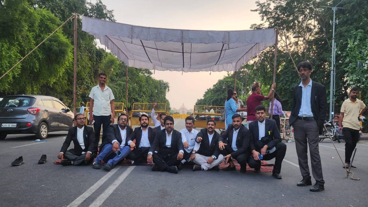 Rajasthan High Court lawyers protesting against police