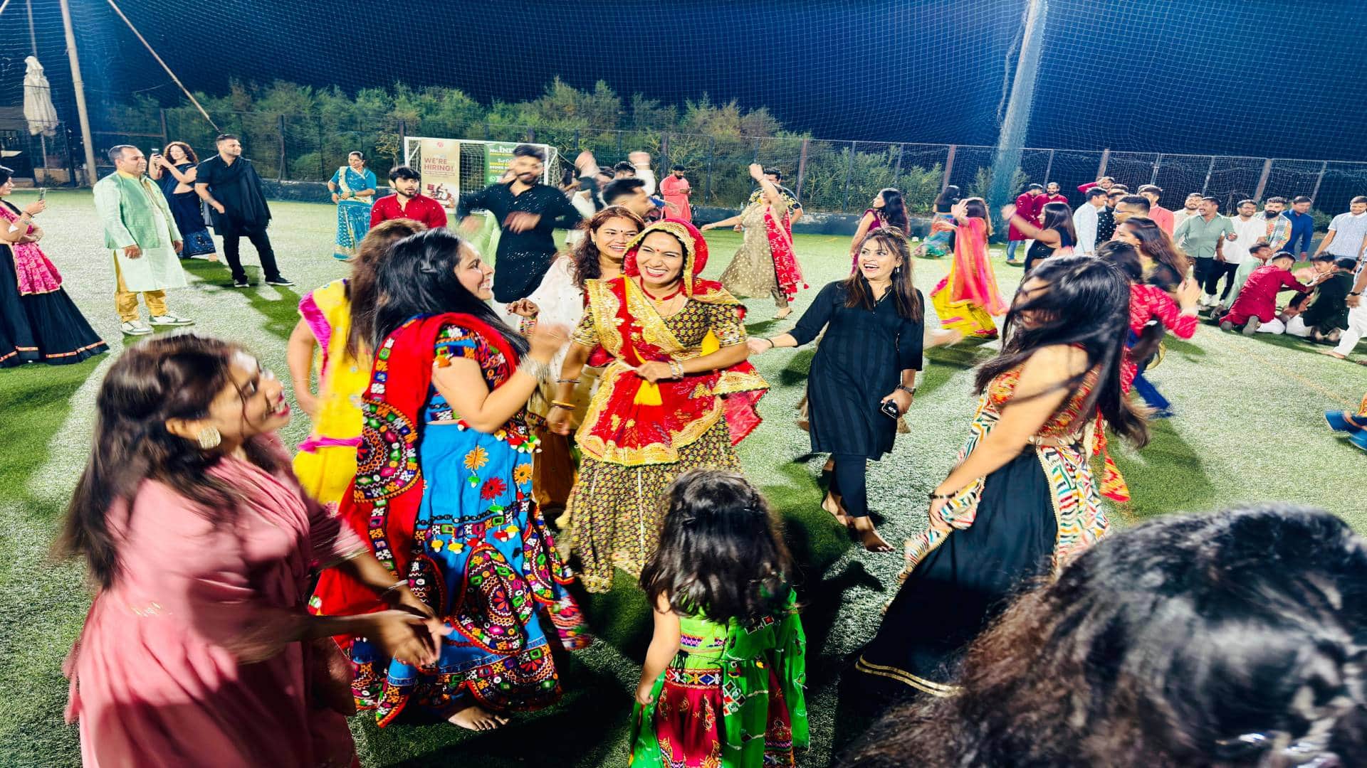 Rajasthan splendor of Hindu Navratri was seen in Europe too foreigners also performed Garba see pictures